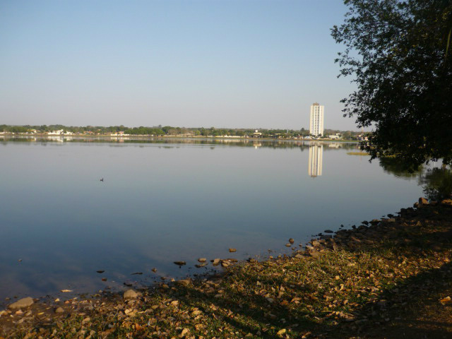 Orla da Lagoa Maior, em Três Lagoas (MS): outono chega, folhas caem (Foto: Marcus 