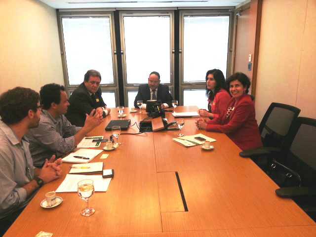 A prefeita Marcia Moura e os senadores Waldemir Moka e Simone Tebet foram ao Rio de Janeiro em busca do financiamento para a construção do Hospital Universitário em Três Lagoas. (Foto: Divulgação)
