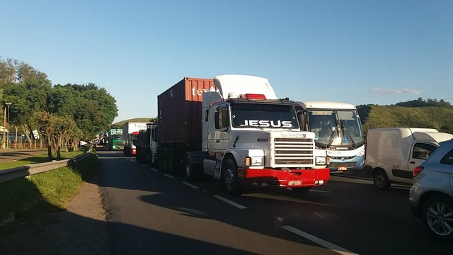 Manifestação de caminhoneiros interdita rodovia Presidente Dutra no RJ, diz Polícia Manifestação deixa o trânsito lento em Barra Mansa, RJ. Foto: Arquivo Pessoal - Diego Gavazzi.