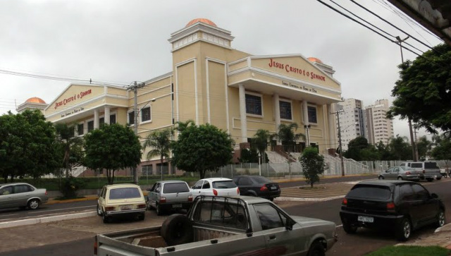 O suntuoso templo da Igreja Universal, na área central de Campo Grande (Foto: Google)