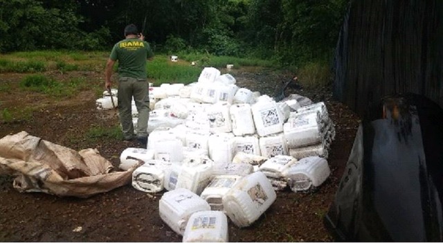 Fiscal do Ibama encontra embalagens de agrotóxicos descartadas sem qualquer preocupação com a contaminação do meio ambiente — Foto: Ibama/Divulgação