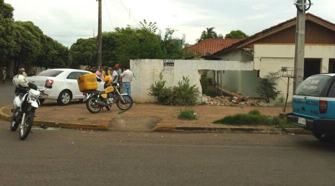O carro, após a colisão com a moto, foi parar na calçada da esquina, onde outro acidente quebrou o muro da casa (Foto: Ricardo Ojeda)