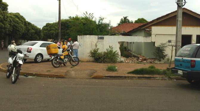 Motociclista bate em carro e fica ferido em acidente na Duque de Caxias O carro, após a colisão com a moto, foi parar na calçada da esquina, onde outro acidente quebrou o muro da casa (Foto: Ricardo Ojeda)