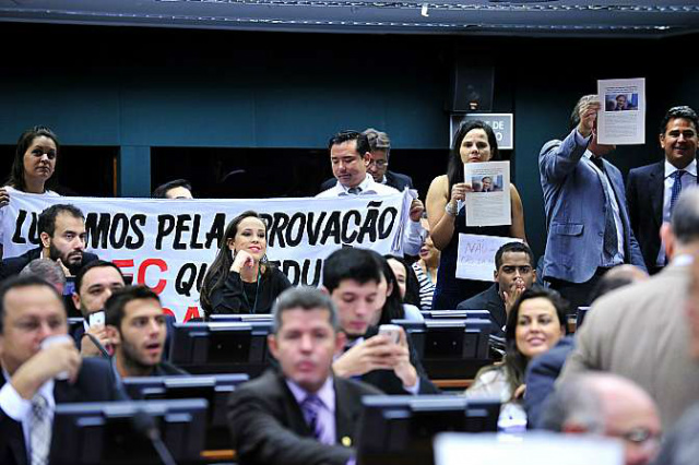 CCJ aprova tramitação de PEC da maioridade penal Votação foi acompanhada por manifestantes contra e a favor da redução da maioridade penal. (Foto: Divulgação)