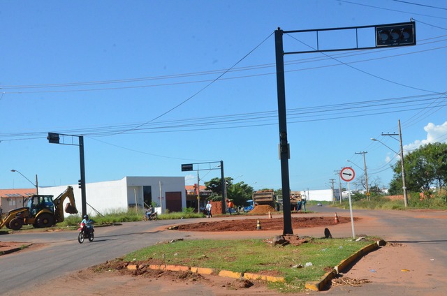 Prefeitura retira antiga rotatória e coloca conjunto semafórico em funcionamento (Foto: Assessoria)