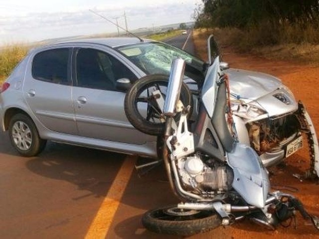 Carro e moto ficaram danificados com colisão. (Foto: Tá na Mídia Naviraí)