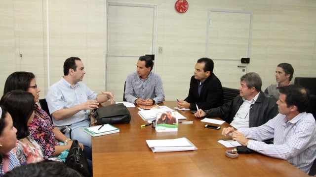 Impasse entre prefeitura e médicos por reajuste pode acabar nesta segunda-feira Impasse entre prefeitura e médicos por reajuste pode acabar nesta segunda-feira