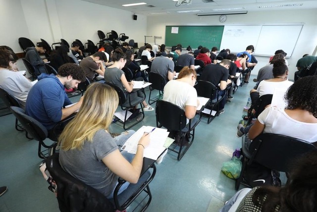 Estudantes fazem prova da Fuvest 2019 - 1ª fase — Foto: Celso Tavares/G1