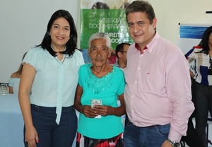 Ações na área marcam atuação do Governo do Estado na defesa dos Direitos Humanos Elisa Cleia, dona Adelcida e prefeito Ascoli na entrega do documento, durante ação em Sidrolândia.