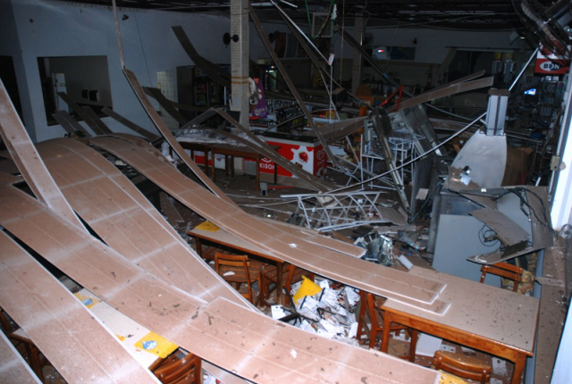 A imagem mostra os estragos causados no interior do prédio onde funciona o restaurante a lanchonete do posto Prudentão (Foto:Tiago Apolinário/Da Hora Bataguassu)