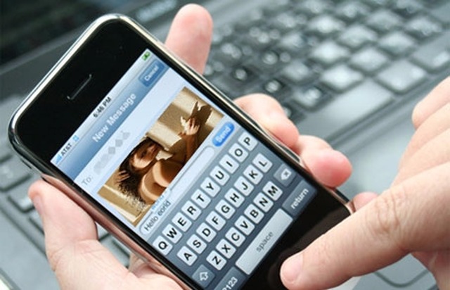 Esposa apanha com socos e chutes após marido bisbilhotar celular Esposa apanha com socos e chutes após marido bisbilhotar celular