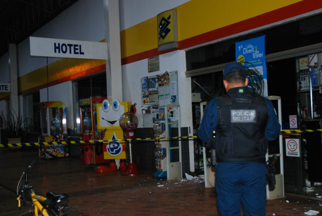 Bandidos fortemente armados explodem dois caixas eletrônicos em Bataguassu Logo após a ação a polícia compareceu ao local, porém os marginais j;a haviam fugidos (Foto:Tiago Apolinário/Da Hora Bataguassu)