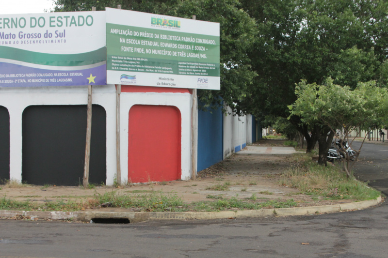 Calçada suja que circunda a biblioteca e a escola Edwards Correa, no bairro Interlagos (Foto: Léo Lima)