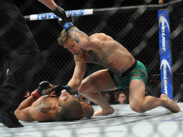 McGregor lesionou punho esquerdo contra Aldo (Foto: Reuters)