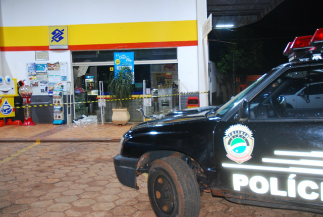 Bandidos fortemente armados explodem dois caixas eletrônicos em Bataguassu Policiais preservam o local aguardando a chegada da Perícia Técnica que se deslocou de Nova Andradina (Foto:Tiago Apolinário/Da Hora Bataguassu)