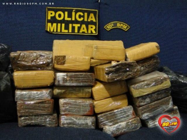 Após verificação, os policiais localizaram acondicionados em sacos plásticos, disfarçados em caixas de papelão, 21 tabletes de maconha (Foto: Rádio 90 FM)