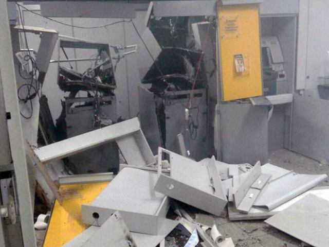 Agência bancária de Primavera em São Paulo, teve dois caixas destruídos por dinamites na madrugada de ontem, terça-feira, 31 (Foto: Samuel Lucas Procópio)