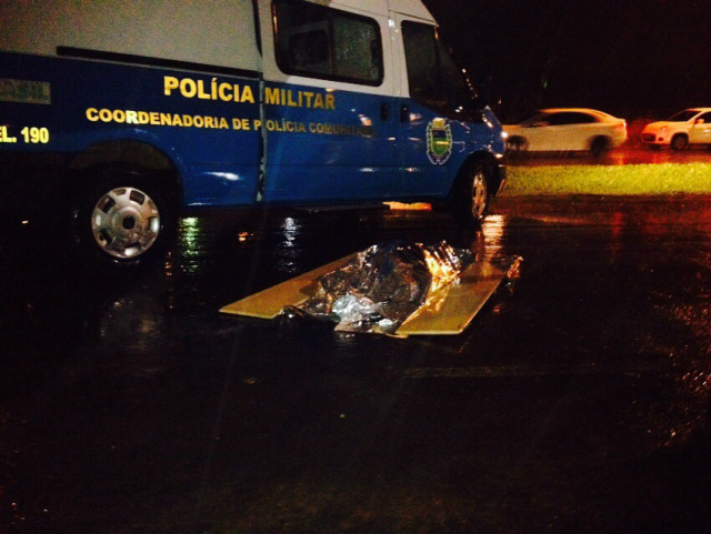 Em Três Lagoas, mulher morre na noite de ontem ao ser atropelada por universitário No momento do acidente chovia muito e o corpo da vítima foi coberto enquanto aguardava a chegada da equipe de Perícia Técnica (Fotos: Rodolfo Gomes)