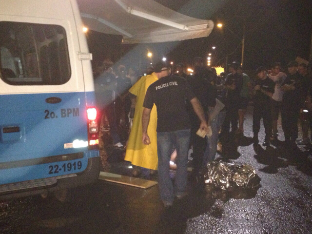 Devido a chuva, uma tenda foi improvisada na viatura da Polícia Militar para proteger o corpo da vítima (Fotos: Rodolfo Gomes) 