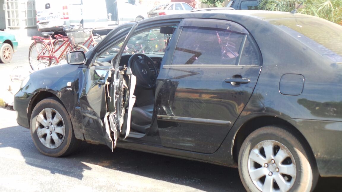 Ao abrir porta de carro, motorista atinge caminhonete em Três Lagoas Corolla ficou com a posta destruída. (Fotos: Ricardo Ojeda/ Perfil News).