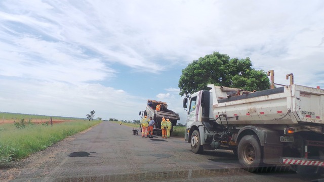 Há anos a rodovia recebia apenas reparos emergenciais pela equipe da Agesul (Foto: Ricardo Ojeda)