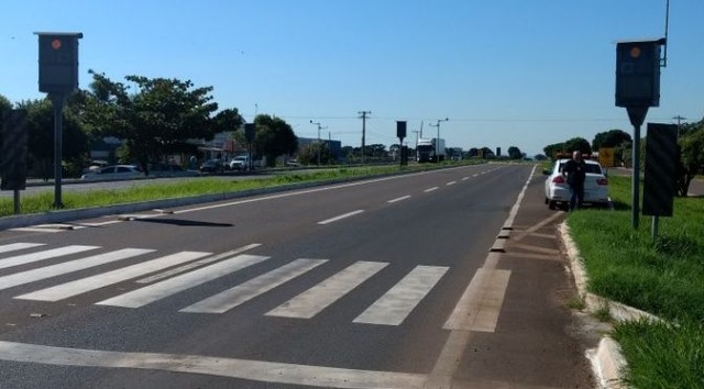 Agência Estadual de Metrologia vai verificar radares fixos em oito municípios de MS Os agentes metrológicos da AEM vão realizar a verificação em Deodápolis, Jateí, Sidrolândia, Jardim, Maracaju, Ponta Porã, Dourados, Naviraí e o Distrito de Indápolis. (Foto: Divulgação)