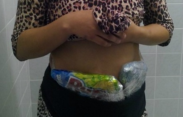 Mulheres são presas com pistolas, carregadores e munições em sacos de batata As armas e as munições estavam embrulhadas em embalagens vazias de batatas fritas (Foto: Divulgação/Polícia Federal)