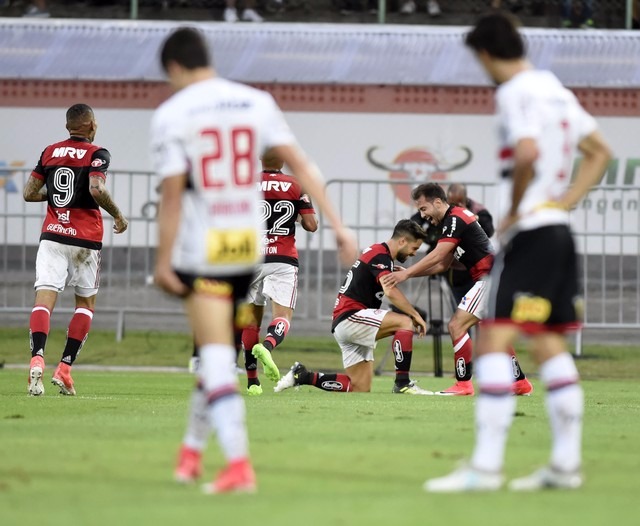 Flamengo ganha a 3ª seguida e coloca o São Paulo no Z-4Título Principal Diego e Everton Ribeiro comemoram golaço feito pelo camisa 35 (Foto: André Durão)