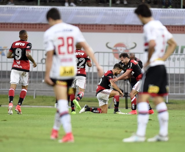 Diego e Everton Ribeiro comemoram golaço feito pelo camisa 35 (Foto: André Durão)