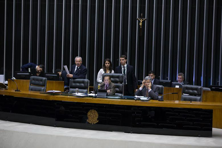 Akira preside sessão da Câmara dos Deputados, no final de março deste ano (Foto: Divulgação)
