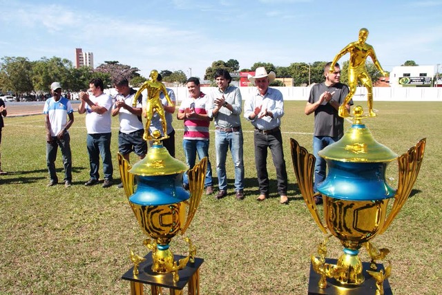 O prefeito Angelo Guerreiro agradeceu o trabalho feito no futebol pelo professor Dori. (Foto/Assessoria)