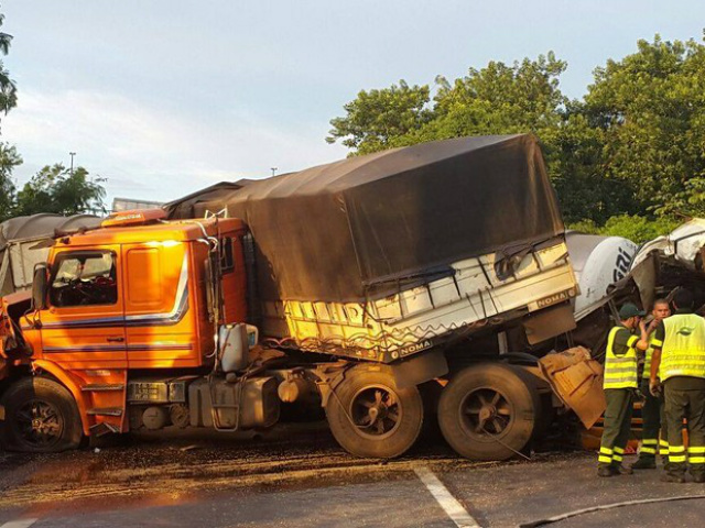 O acidente bloqueou completamente a rodovia, próximo a Cubatão (Foto: G1)