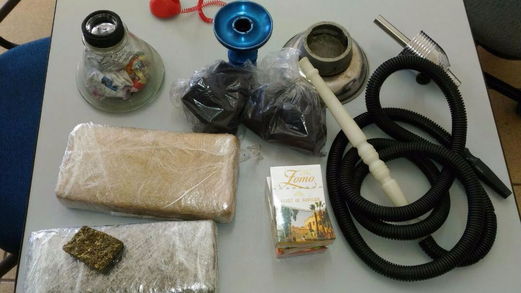 Maconha e narguilé foram aprendidos pela Polícia Militar. (Foto: Divulgação/ PM). 