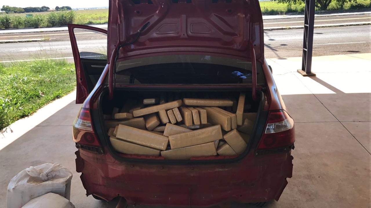 PRF apreende veículo com quase meia tonelada de maconha Veículo e a droga foram apreendidos e encaminhados para a Delegacia de Policia Civil local. (PRF/Divulgação).