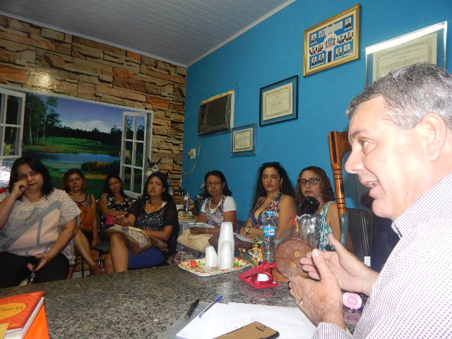 No último final de semana (2) o deputado estadual Ângelo Guerreiro se reuniu com todos os diretores de escolas estaduais, localizadas em Três Lagoas, inclusive a do distrito de Arapuá. (Foto: Assessoria)