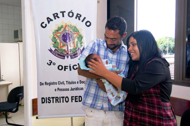 Lei permite à mãe registrar filho sem presença do pai Cabe ao pai ou à mãe, sozinhos ou juntos, o dever de fazer o registro no prazo de 15 dias. (Foto: Divulgação/Agência Senado)