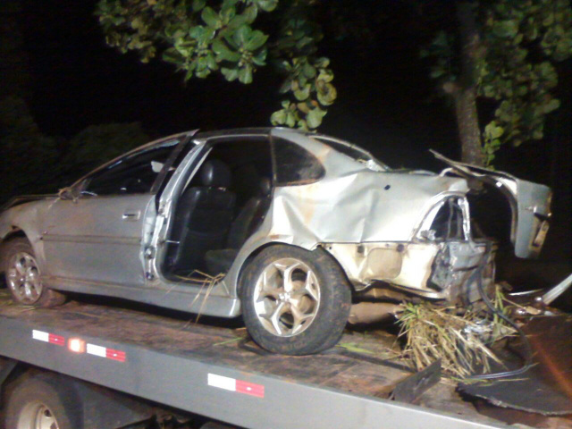 O carro ficou parcialmente destruído após a queda. (Foto: Divulgação)