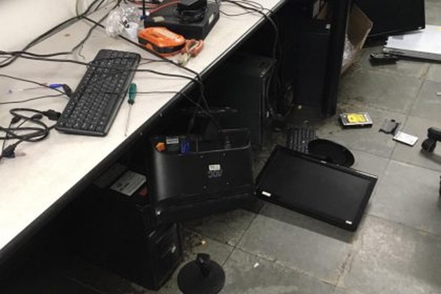 Vândalos invadem Secretaria Municipal e danificam equipamentos de informática Apesar dos prejuízos, que ainda estão sendo avaliados, nada de alto valor foi levado do local, salvo um fone de ouvido e um carregador de celular que pertencia a servidores do Departamento e da Secretaria (Foto/Assessoria)