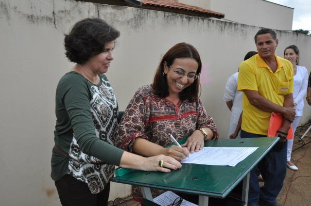 Prefeita assina ordem de serviço para reforma e ampliação de ESF O empenho total é de R$ 138.697,35, sendo R$ 117.120,00 recurso do Convênio/Ministério da Saúde e, em contrapartida do Munícipio, mais R$ 21.577,35 (Foto: Divulgação/Assecom)