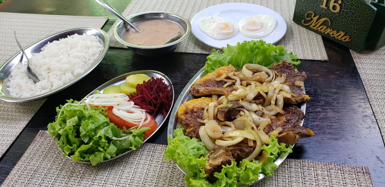 Com comida caseira e muito amor, Restaurante do Marcão atrai famílias e profissionais para o almoço O bistecão - também chamada de chuleta - é o carro-chefe da casa. Foto: Ricardo Ojeda