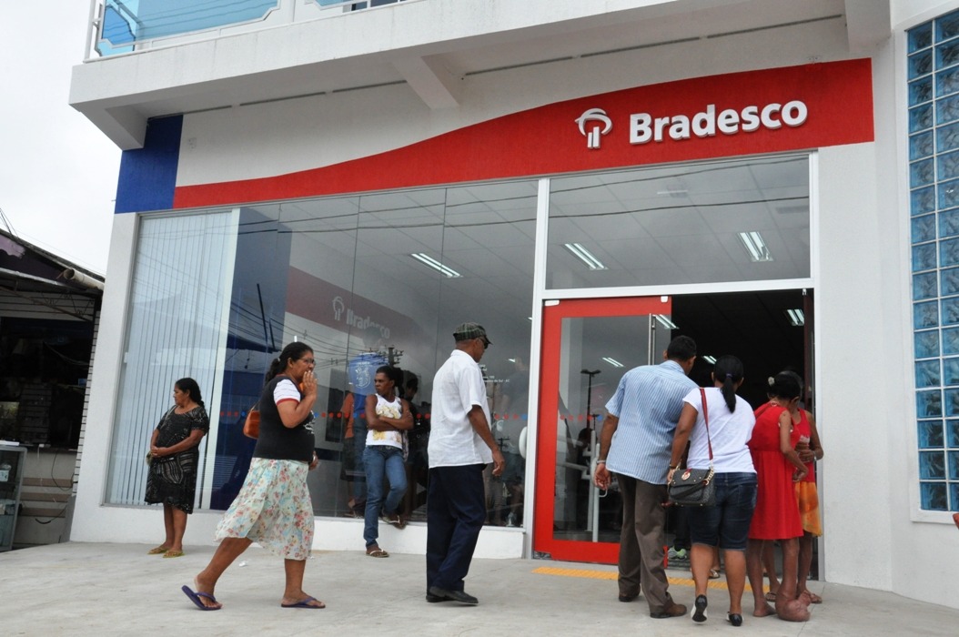 Bradesco estuda fechar até 200 agências este ano