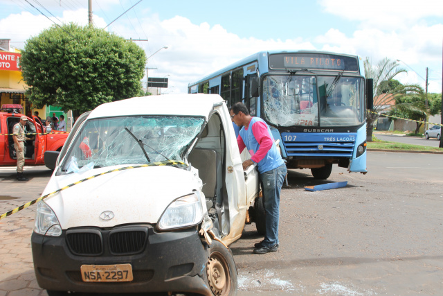 Colisão entre camionete e ônibus deixa dois feridos; um preso entre as ferragens Com o impacto os veículos ficaram parcialmente destruídos. (Foto: Patrícia Miranda)