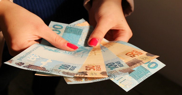 Abono salarial começa a ser pago nesta quinta (15) para nascidos em maio e junho Abono salarial começa a ser pago nesta quinta (15) para nascidos em maio e junho
