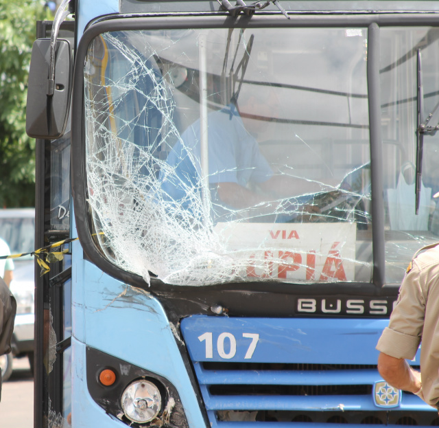 Colisão entre camionete e ônibus deixa dois feridos; um preso entre as ferragens O parabrisa do ônibus trincou do lado esquerdo. (Foto: Divulgação)