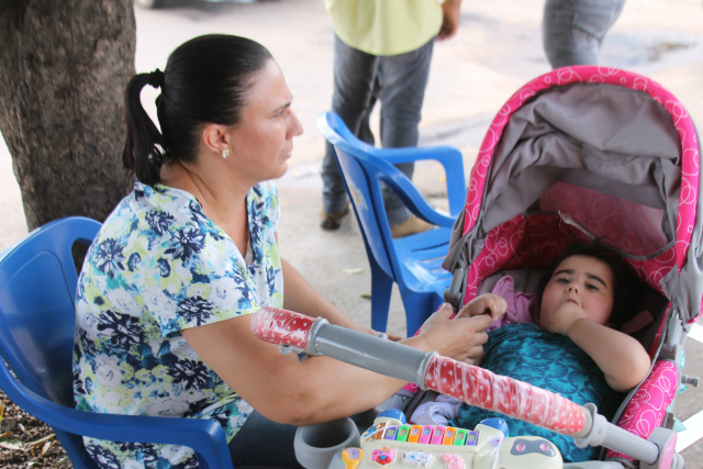 Laura Cristiane e sua filha de dois anos que estavam no ônibus. (Foto: Paulo Rezende)
