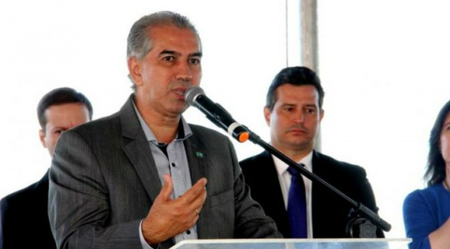 Governador Reinaldo Azambuja durante discurso em solenidade de inauguração da ponte sobre o Rio Paraná, em Três Lagoas (Foto: Chico Ribeiro/Notícias MS)