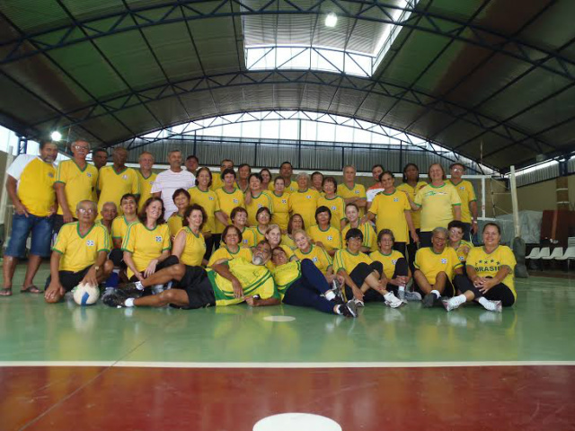 Pessoal da Melhor Idade, da equipe de Volei de Três Lagoas (Foto: Divulgação)