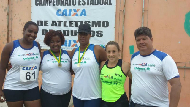 Atletas Monique, Soila, Regiane e Elaine, com o professor Reynaldo (Foto: Divulgação)