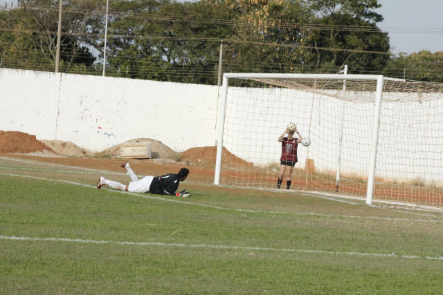 Misto 3x1 Sesi-Sidrolândia Golero do time Sesi-Sidrolândia olhando a bola no fundo do gol.
Foto Yuri Spazzapan