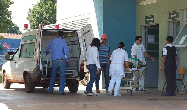 Avião agrícola faz pouso forçado em fazenda, após sobrevoar lavoura Socorrido, o piloto chega ao hospital de Nova Andradina, aparentemente sem ferimentos graves (Foto: Nova News)